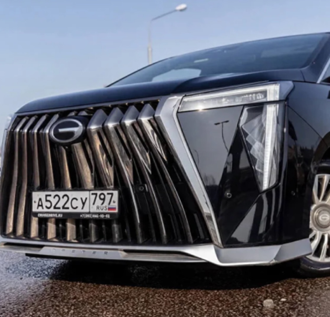 Передняя часть чёрного Toyota